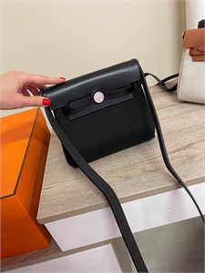 {{productViewItem.photos[photoViewList.activeNavIndex].Alt || productViewItem.photos[photoViewList.activeNavIndex].Description || 'Сумка Hermes herbag mini'}}