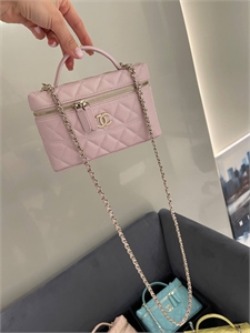 {{productViewItem.photos[photoViewList.activeNavIndex].Alt || productViewItem.photos[photoViewList.activeNavIndex].Description || 'Сумка Chanel'}}