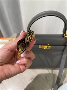 {{productViewItem.photos[photoViewList.activeNavIndex].Alt || productViewItem.photos[photoViewList.activeNavIndex].Description || 'Сумка Hermes Kelly 25cm'}}