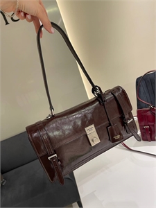 {{productViewItem.photos[photoViewList.activeNavIndex].Alt || productViewItem.photos[photoViewList.activeNavIndex].Description || 'Сумка Prada'}}