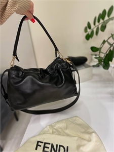 {{productViewItem.photos[photoViewList.activeNavIndex].Alt || productViewItem.photos[photoViewList.activeNavIndex].Description || 'Сумка Fendi'}}