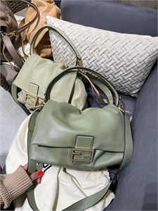 {{productViewItem.photos[photoViewList.activeNavIndex].Alt || productViewItem.photos[photoViewList.activeNavIndex].Description || 'Сумка Fendi'}}