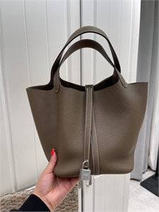{{productViewItem.photos[photoViewList.activeNavIndex].Alt || productViewItem.photos[photoViewList.activeNavIndex].Description || 'Сумка Hermes 22cm'}}