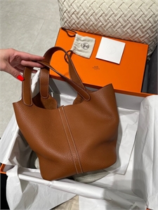 {{productViewItem.photos[photoViewList.activeNavIndex].Alt || productViewItem.photos[photoViewList.activeNavIndex].Description || 'Сумка Hermes 22cm'}}