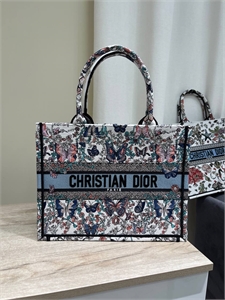 {{productViewItem.photos[photoViewList.activeNavIndex].Alt || productViewItem.photos[photoViewList.activeNavIndex].Description || 'Сумка Dior 36cm'}}