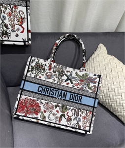 {{productViewItem.photos[photoViewList.activeNavIndex].Alt || productViewItem.photos[photoViewList.activeNavIndex].Description || 'Сумка Dior 36cm'}}