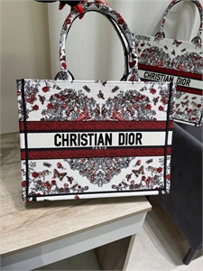 {{productViewItem.photos[photoViewList.activeNavIndex].Alt || productViewItem.photos[photoViewList.activeNavIndex].Description || 'Сумка Dior 36cm'}}