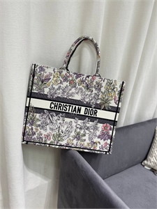 {{productViewItem.photos[photoViewList.activeNavIndex].Alt || productViewItem.photos[photoViewList.activeNavIndex].Description || 'Сумка Dior 42cm'}}