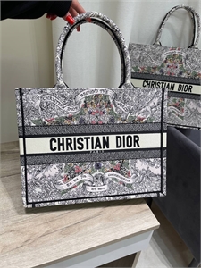 {{productViewItem.photos[photoViewList.activeNavIndex].Alt || productViewItem.photos[photoViewList.activeNavIndex].Description || 'Сумка Dior 36 cm'}}
