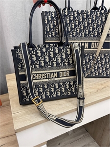 {{productViewItem.photos[photoViewList.activeNavIndex].Alt || productViewItem.photos[photoViewList.activeNavIndex].Description || 'Сумка Dior 26cm'}}