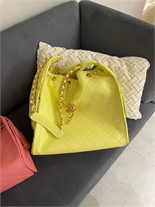 {{productViewItem.photos[photoViewList.activeNavIndex].Alt || productViewItem.photos[photoViewList.activeNavIndex].Description || 'Сумка Chanel 25cm'}}
