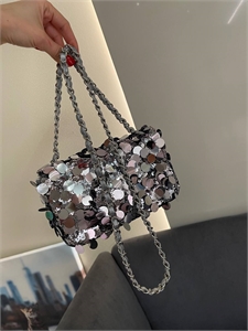 {{productViewItem.photos[photoViewList.activeNavIndex].Alt || productViewItem.photos[photoViewList.activeNavIndex].Description || 'Сумка Chanel'}}