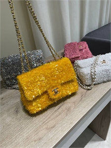 {{productViewItem.photos[photoViewList.activeNavIndex].Alt || productViewItem.photos[photoViewList.activeNavIndex].Description || 'Сумка Chanel'}}