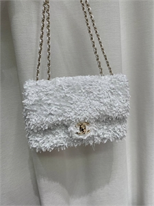 {{productViewItem.photos[photoViewList.activeNavIndex].Alt || productViewItem.photos[photoViewList.activeNavIndex].Description || 'Сумка Chanel'}}