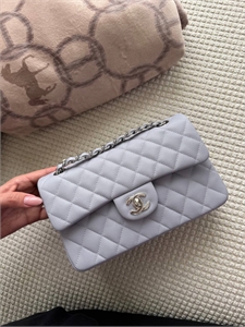 {{productViewItem.photos[photoViewList.activeNavIndex].Alt || productViewItem.photos[photoViewList.activeNavIndex].Description || 'Сумка Chanel classic'}}
