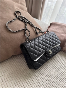 {{productViewItem.photos[photoViewList.activeNavIndex].Alt || productViewItem.photos[photoViewList.activeNavIndex].Description || 'Сумка Chanel classic'}}