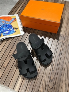 {{productViewItem.photos[photoViewList.activeNavIndex].Alt || productViewItem.photos[photoViewList.activeNavIndex].Description || 'Шлёпанцы HERMES'}}
