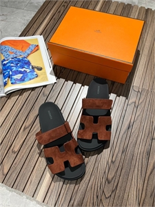 {{productViewItem.photos[photoViewList.activeNavIndex].Alt || productViewItem.photos[photoViewList.activeNavIndex].Description || 'Шлёпанцы HERMES'}}