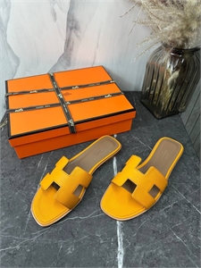 {{productViewItem.photos[photoViewList.activeNavIndex].Alt || productViewItem.photos[photoViewList.activeNavIndex].Description || 'Тапочки HERMES'}}