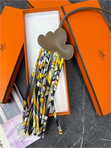 {{productViewItem.photos[photoViewList.activeNavIndex].Alt || productViewItem.photos[photoViewList.activeNavIndex].Description || 'Брелок HERMES'}}
