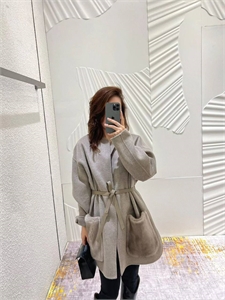{{productViewItem.photos[photoViewList.activeNavIndex].Alt || productViewItem.photos[photoViewList.activeNavIndex].Description || 'Пальто LORO PIANA'}}