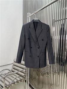 {{productViewItem.photos[photoViewList.activeNavIndex].Alt || productViewItem.photos[photoViewList.activeNavIndex].Description || 'Костюм THE ROW'}}