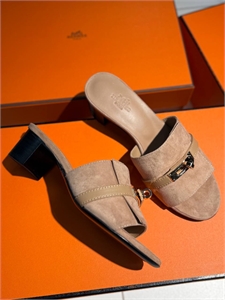 {{productViewItem.photos[photoViewList.activeNavIndex].Alt || productViewItem.photos[photoViewList.activeNavIndex].Description || 'Туфли HERMES'}}