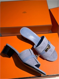 {{productViewItem.photos[photoViewList.activeNavIndex].Alt || productViewItem.photos[photoViewList.activeNavIndex].Description || 'Туфли HERMES'}}