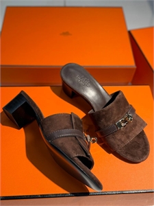 {{productViewItem.photos[photoViewList.activeNavIndex].Alt || productViewItem.photos[photoViewList.activeNavIndex].Description || 'Туфли HERMES'}}