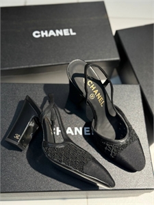 {{productViewItem.photos[photoViewList.activeNavIndex].Alt || productViewItem.photos[photoViewList.activeNavIndex].Description || 'Туфли CHANEL'}}