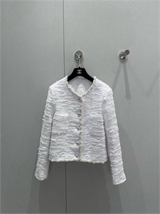 {{productViewItem.photos[photoViewList.activeNavIndex].Alt || productViewItem.photos[photoViewList.activeNavIndex].Description || 'Пиджак CHANEL'}}