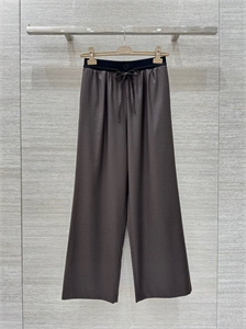 {{productViewItem.photos[photoViewList.activeNavIndex].Alt || productViewItem.photos[photoViewList.activeNavIndex].Description || 'Брюки LORO PIANA'}}