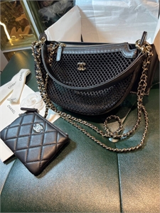 {{productViewItem.photos[photoViewList.activeNavIndex].Alt || productViewItem.photos[photoViewList.activeNavIndex].Description || 'Сумка CHANEL'}}