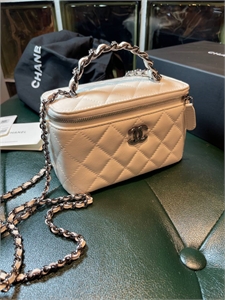 {{productViewItem.photos[photoViewList.activeNavIndex].Alt || productViewItem.photos[photoViewList.activeNavIndex].Description || 'Сумка CHANEL'}}