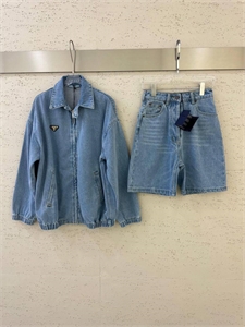 {{productViewItem.photos[photoViewList.activeNavIndex].Alt || productViewItem.photos[photoViewList.activeNavIndex].Description || 'Костюм PRADA'}}