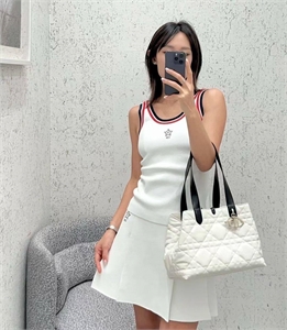 {{productViewItem.photos[photoViewList.activeNavIndex].Alt || productViewItem.photos[photoViewList.activeNavIndex].Description || 'Костюм DIOR'}}