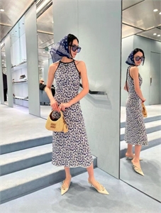 {{productViewItem.photos[photoViewList.activeNavIndex].Alt || productViewItem.photos[photoViewList.activeNavIndex].Description || 'Платье MIU MIU'}}