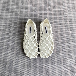 {{productViewItem.photos[photoViewList.activeNavIndex].Alt || productViewItem.photos[photoViewList.activeNavIndex].Description || 'Балетки JIL SANDER'}}