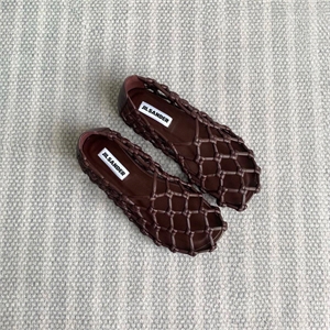 {{productViewItem.photos[photoViewList.activeNavIndex].Alt || productViewItem.photos[photoViewList.activeNavIndex].Description || 'Балетки JIL SANDER'}}