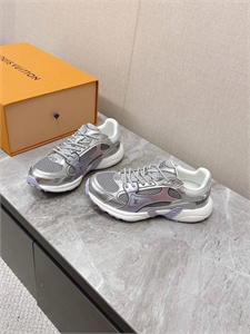 {{productViewItem.photos[photoViewList.activeNavIndex].Alt || productViewItem.photos[photoViewList.activeNavIndex].Description || 'Кроссовки LOUIS VUITTON'}}