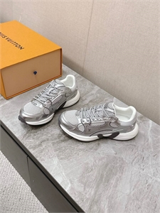 {{productViewItem.photos[photoViewList.activeNavIndex].Alt || productViewItem.photos[photoViewList.activeNavIndex].Description || 'Кроссовки LOUIS VUITTON'}}