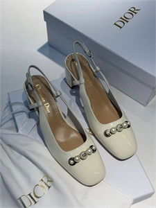 {{productViewItem.photos[photoViewList.activeNavIndex].Alt || productViewItem.photos[photoViewList.activeNavIndex].Description || 'Туфли DIOR'}}
