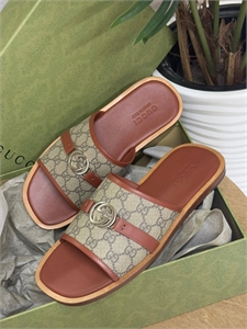 {{productViewItem.photos[photoViewList.activeNavIndex].Alt || productViewItem.photos[photoViewList.activeNavIndex].Description || 'Шлепки GUCCI'}}