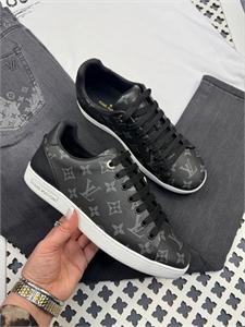 {{productViewItem.photos[photoViewList.activeNavIndex].Alt || productViewItem.photos[photoViewList.activeNavIndex].Description || 'Кеды LV'}}
