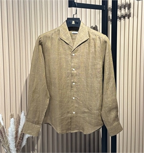 {{productViewItem.photos[photoViewList.activeNavIndex].Alt || productViewItem.photos[photoViewList.activeNavIndex].Description || 'Рубашка KITON'}}