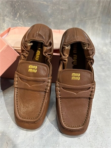 {{productViewItem.photos[photoViewList.activeNavIndex].Alt || productViewItem.photos[photoViewList.activeNavIndex].Description || 'Балетки MIU MIU'}}