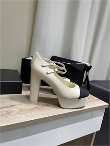 {{productViewItem.photos[photoViewList.activeNavIndex].Alt || productViewItem.photos[photoViewList.activeNavIndex].Description || 'Туфли CHANEL'}}