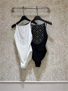 {{productViewItem.photos[photoViewList.activeNavIndex].Alt || productViewItem.photos[photoViewList.activeNavIndex].Description || 'Купальник CHANEL'}}