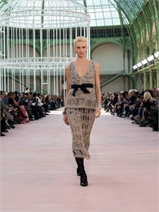 {{productViewItem.photos[photoViewList.activeNavIndex].Alt || productViewItem.photos[photoViewList.activeNavIndex].Description || 'Костюм CHANEL'}}