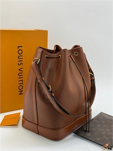 {{productViewItem.photos[photoViewList.activeNavIndex].Alt || productViewItem.photos[photoViewList.activeNavIndex].Description || 'Сумка  LOUIS VUITTON'}}